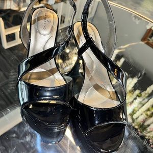 BANDOLINO ***NEVER WORN*** Black Patent 2 inch strappy, open toed Sandals. 7 1/2